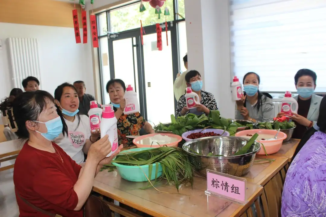 凭借包粽劳动积分竞拍端午礼品、生活用品