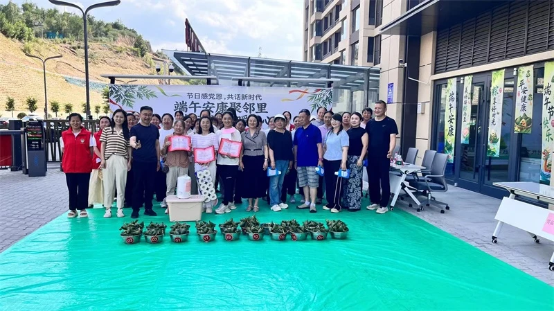 为获奖居民颁发证书与奖品