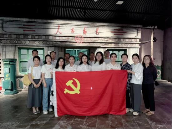 6月16日,榆林市邮政分公司两个党支部组织党员干部赴市展览馆开展主题党日活动