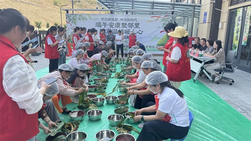 6月16日,榆阳区春苑社区在汇兴花园举办廉洁主题包粽子活动