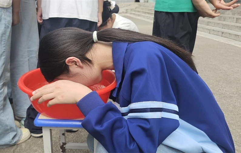 一场“窒息”体验胜过万语千言——白勉峡镇九年制学校把防溺水安全教育“搬”进脸盆里