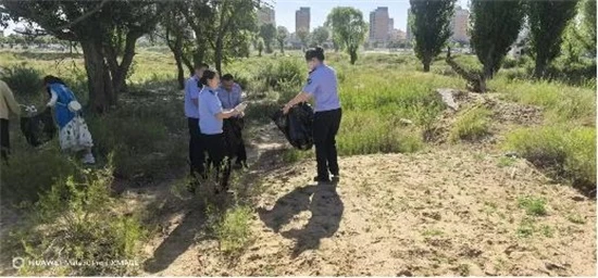 6月11日,靖边县公安局法制大队党支部组织党员民辅警下沉宇文路社区,与社区工作人员联合开展环境卫生专项整治行动。