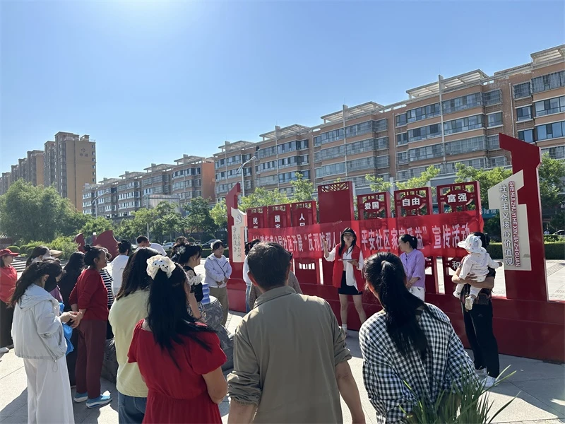 反邪防邪宣传活动现场工作人员向居民普及邪教相关知识