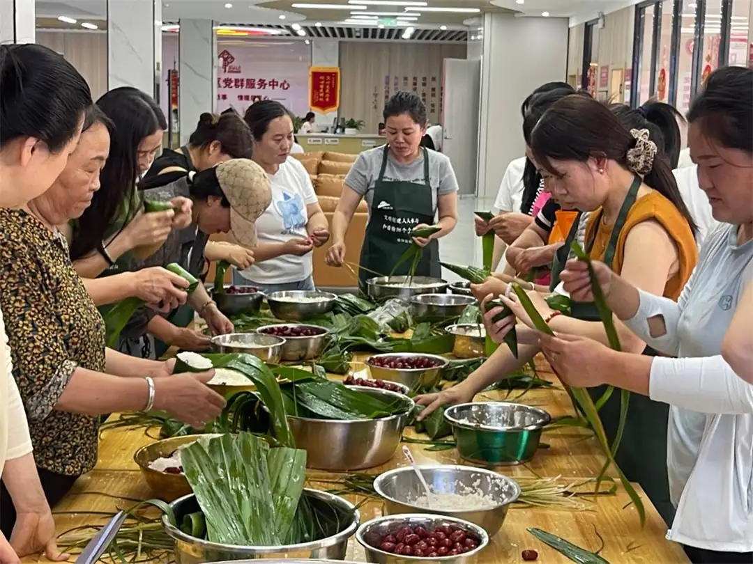 一边包粽子,一边聊家常、话民俗