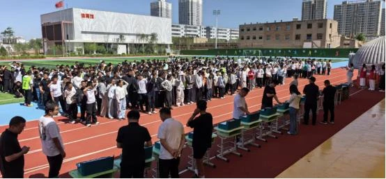 近日,榆阳区崇文路社区联合市科协、科技馆在第二十六小学开展科普大篷车进校园活动