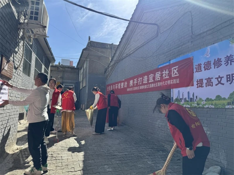 6月16日,榆阳区红文昌楼社区开展环境卫生集中整治,清理卫生死角、规整车辆、清除小广告,并同步宣传垃圾分类与文明理念。