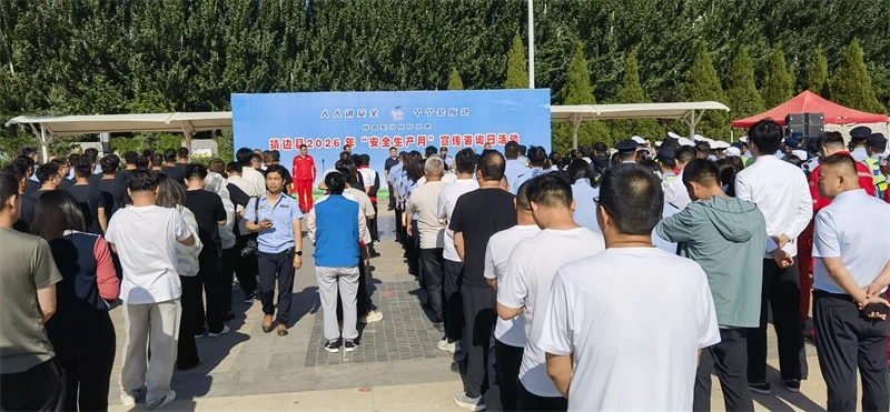 6月16日,靖边县交警在县政府广场开展“安全生产月”宣传咨询日活动。