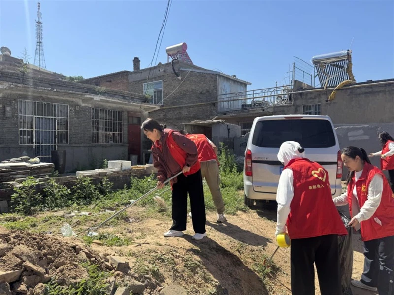 6月16日,榆阳区红文昌楼社区开展环境卫生集中整治,清理卫生死角、规整车辆、清除小广告,并同步宣传垃圾分类与文明理念。
