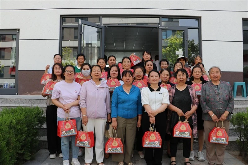 6月17日,榆阳区福利路社区举办“邻里同乐·粽享安康”包粽子比赛,40余名居民参与角逐。