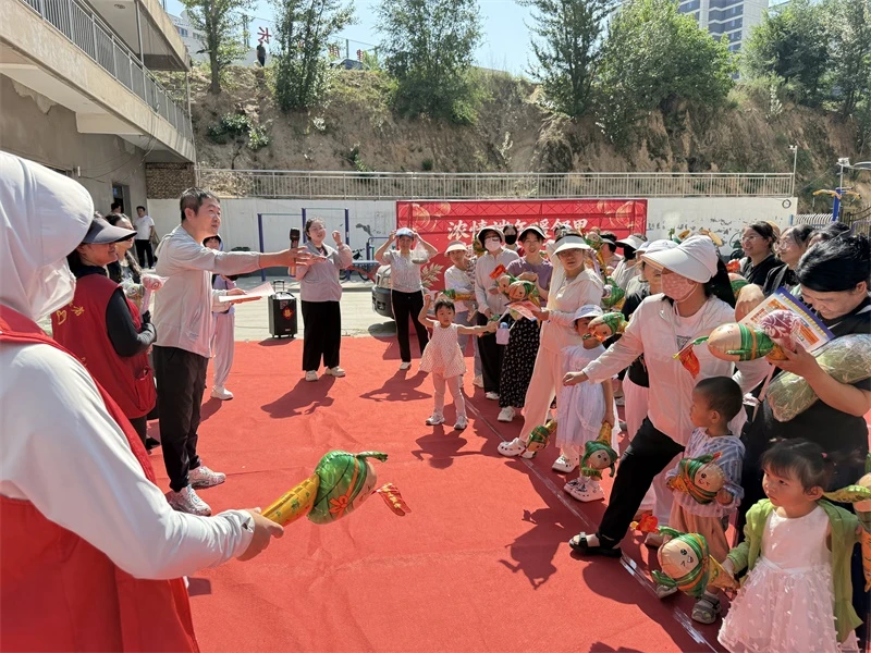 6月16日,榆阳区环城北路社区开展“情浓端午暖邻里 趣味知识享安康”主题活动。