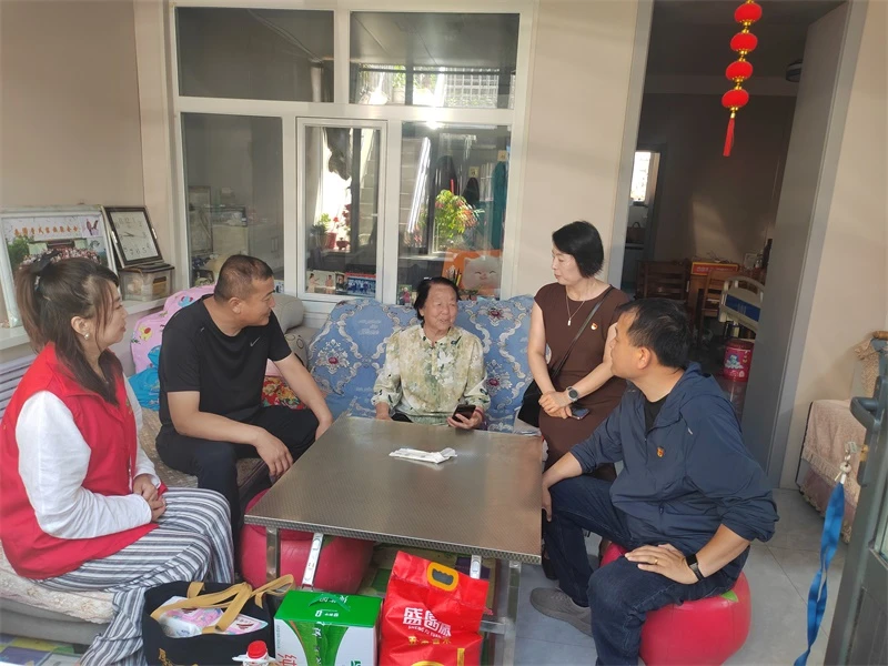 端午前夕,榆阳区春苑社区召开双报到单位党建联席会议,复盘就业培训、邻里互动等共建项目推进情况。