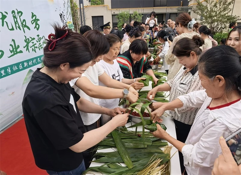 鼓楼街道二里半社区:党建引领优服务 红色物业粽飘香
