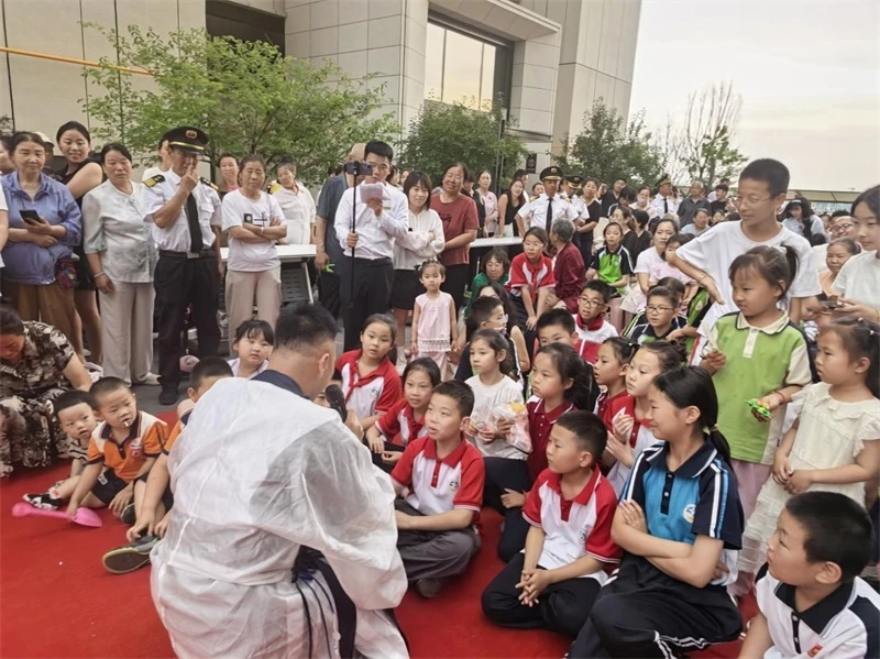 近日,榆阳区二里半社区联合德通夏州府物业开展“党建引领优服务,红色物业粽飘香”端午主题活动。