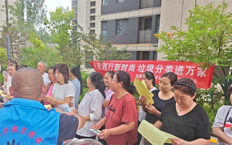 近日,榆阳区二里半社区开展“全民践行新时尚 垃圾分类进万家”主题宣传活动。