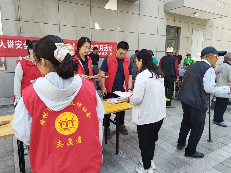 6月17日,榆阳区金榆社区开展“人人讲安全、个个会应急”户外安全生产月宣传活动。