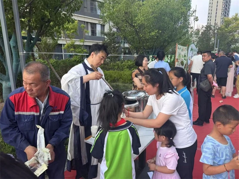 近日,榆阳区二里半社区联合德通夏州府物业开展“党建引领优服务,红色物业粽飘香”端午主题活动。