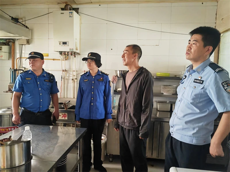 6月17日，榆阳区芹涧路社区联合城管、派出所开展安全隐患专项排查。