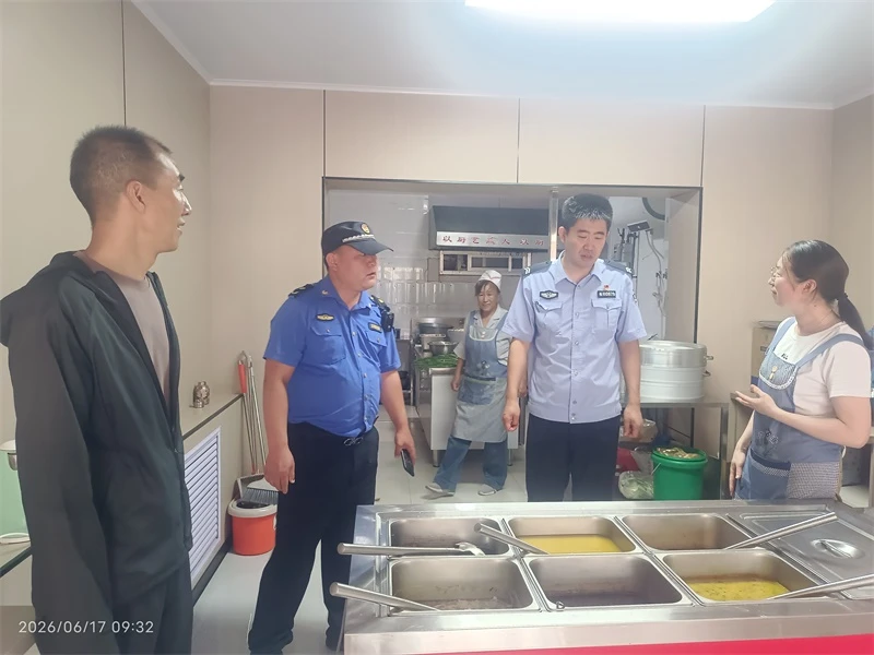 6月17日，榆阳区芹涧路社区联合城管、派出所开展安全隐患专项排查。