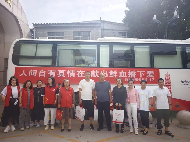 6月18日,榆阳区普惠泉社区在一中分校门口组织开展无偿义务献血活动。