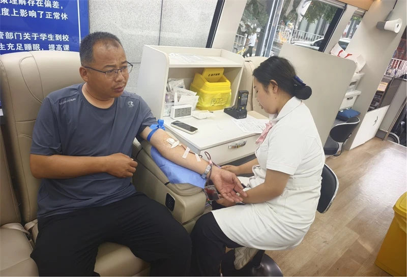 6月18日,榆阳区普惠泉社区在一中分校门口组织开展无偿义务献血活动。