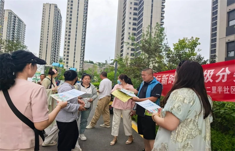 近日,榆阳区二里半社区开展“全民践行新时尚 垃圾分类进万家”主题宣传活动。