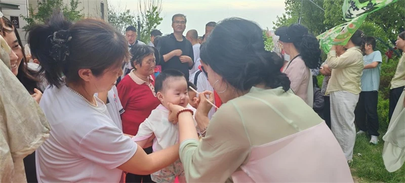 近日,榆阳区二里半社区联合德通夏州府物业开展“党建引领优服务,红色物业粽飘香”端午主题活动。
