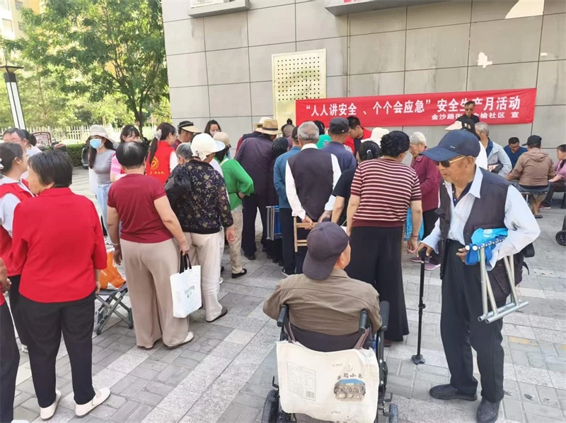 6月17日,榆阳区金榆社区开展“人人讲安全、个个会应急”户外安全生产月宣传活动。