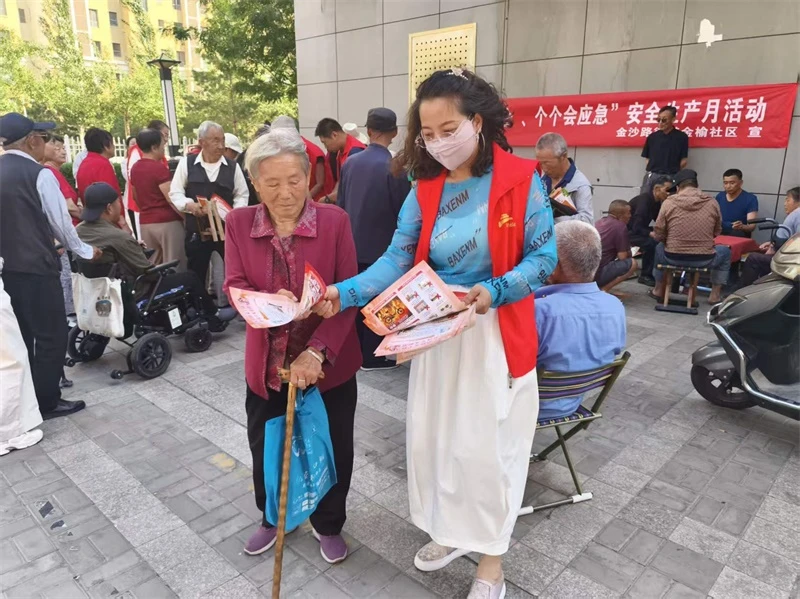 志愿者一对一为居民解读安全注意事项
