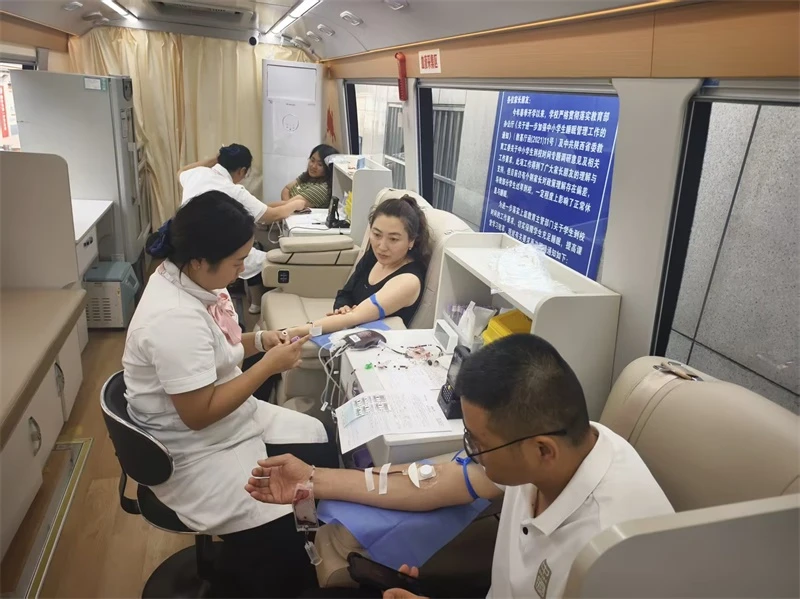 6月18日,榆阳区普惠泉社区在一中分校门口组织开展无偿义务献血活动。