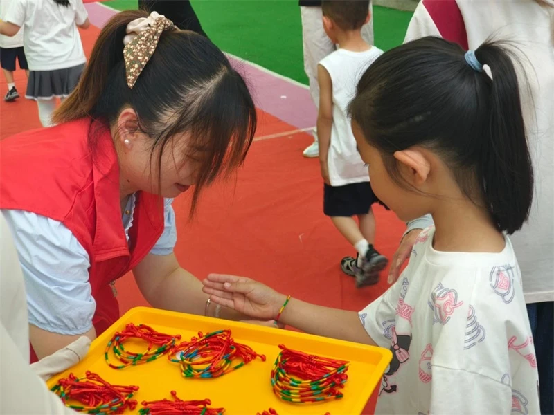 6月17日，榆阳区东环路社区联合小天使第五幼儿园开展首届“老少同乐庆端午”民俗趣味会。