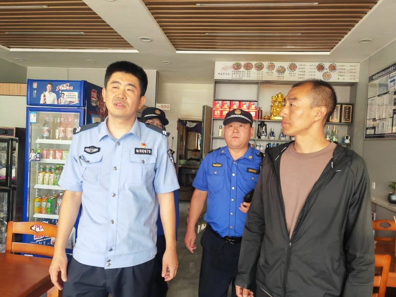 6月17日，榆阳区芹涧路社区联合城管、派出所开展安全隐患专项排查。