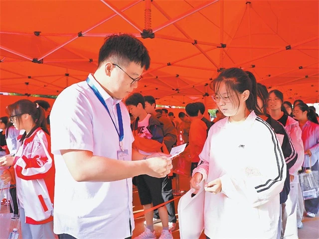 孩子们有序进入考场。张瑜摄