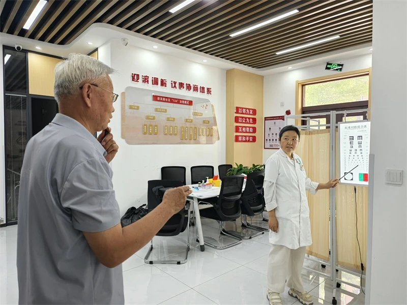 近日,榆阳区崇文路街道迎滨路社区开展“邻里健康直通车”义诊活动