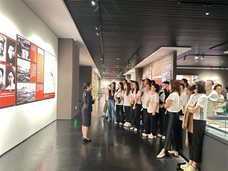 6月23日,榆阳区明珠路街道裕华路社区组织党员干部及居民党员走进榆林市展览馆