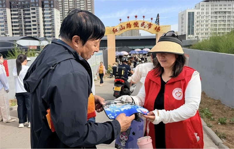 6月23日上午,榆阳区驼峰路街道望湖路社区在红山路便民市场开展“信用承诺践于行,诚信经营暖民心”活动