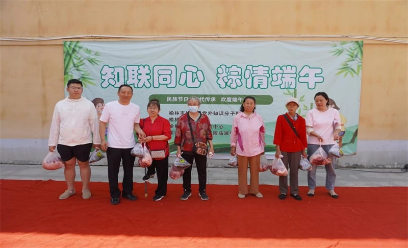 对辖区困难家庭进行慰问