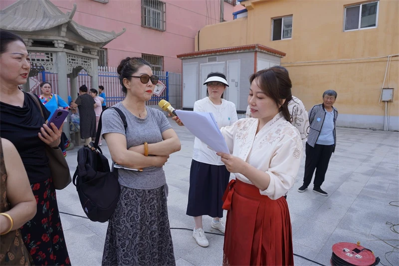 6月17日,榆阳区鼓楼街道城隍庙滩社区联合多家共建单位举办“知联同心 粽情端午”活动