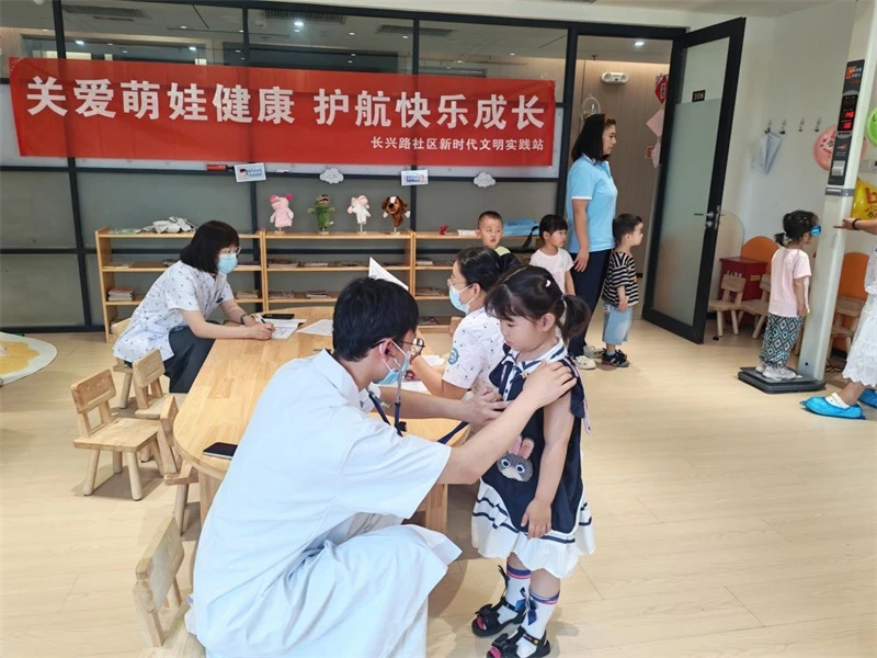 近日,榆阳区明珠路街道长兴路社区联合社区卫生服务中心走进托育中心,开展幼儿专项体检
