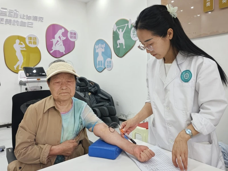 近日,榆阳区崇文路街道迎滨路社区开展“邻里健康直通车”义诊活动