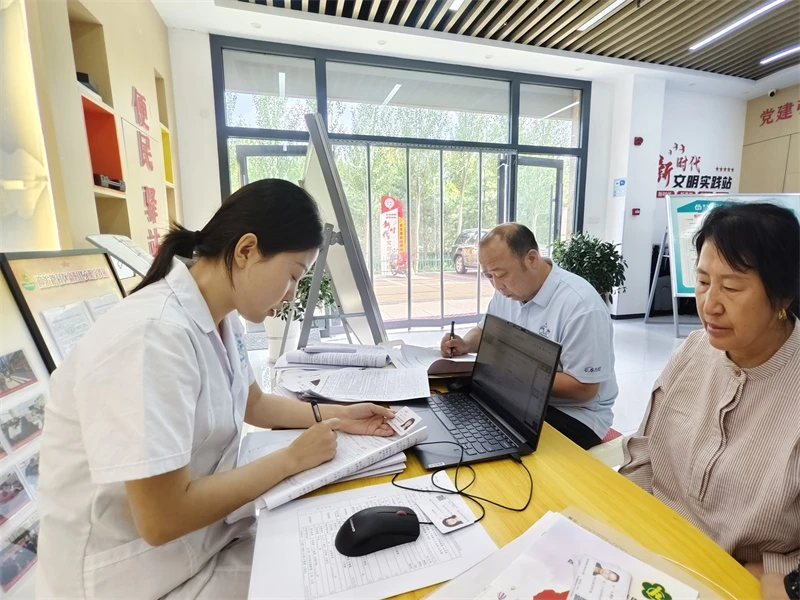 近日,榆阳区崇文路街道迎滨路社区开展“邻里健康直通车”义诊活动