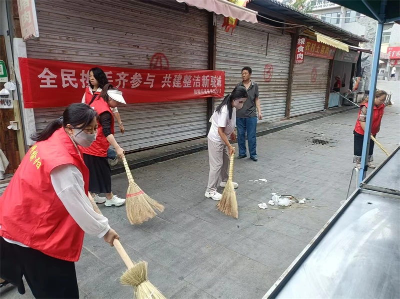 榆阳区鼓楼街道普惠泉社区组织志愿者开展沿街商铺及街巷环境集中整治