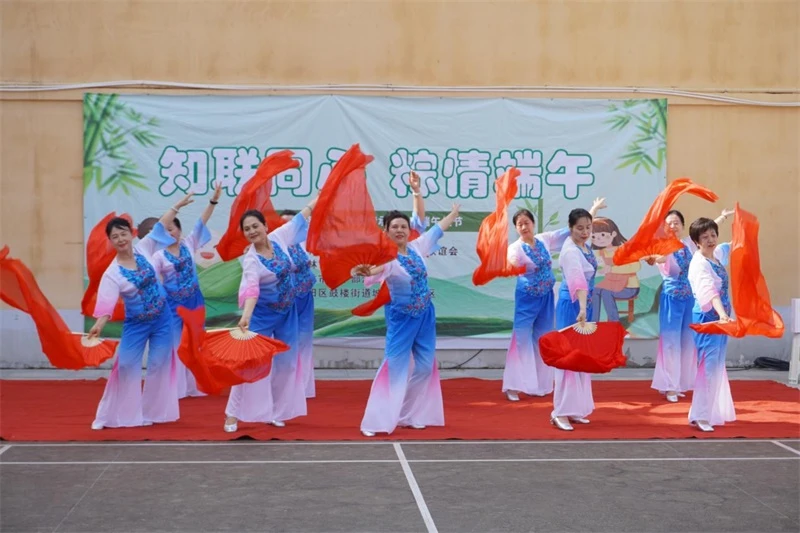 6月17日,榆阳区鼓楼街道城隍庙滩社区联合多家共建单位举办“知联同心 粽情端午”活动