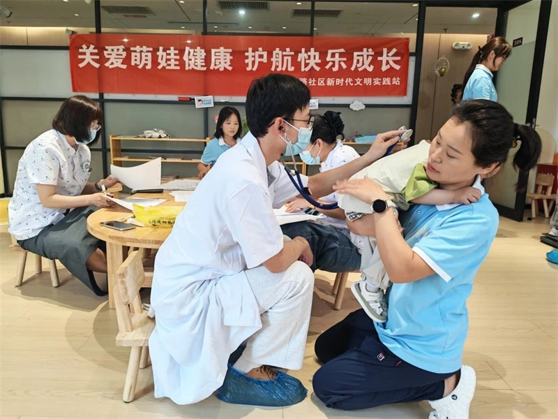 近日,榆阳区明珠路街道长兴路社区联合社区卫生服务中心走进托育中心,开展幼儿专项体检