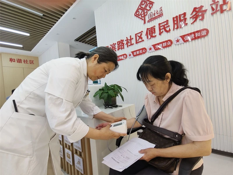 近日,榆阳区崇文路街道迎滨路社区联合卫生服务中心开展“邻里健康直通车”义诊,为老人测血压血糖、筛查慢病并建档案,提供健康指导,同时科普养老反诈知识。