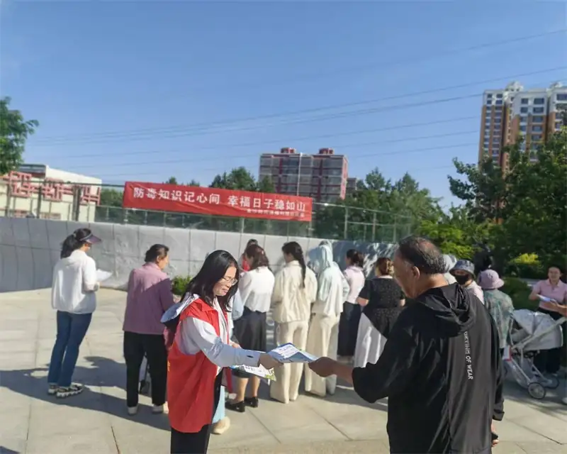 工作人员向过往居民发放禁毒宣传资料