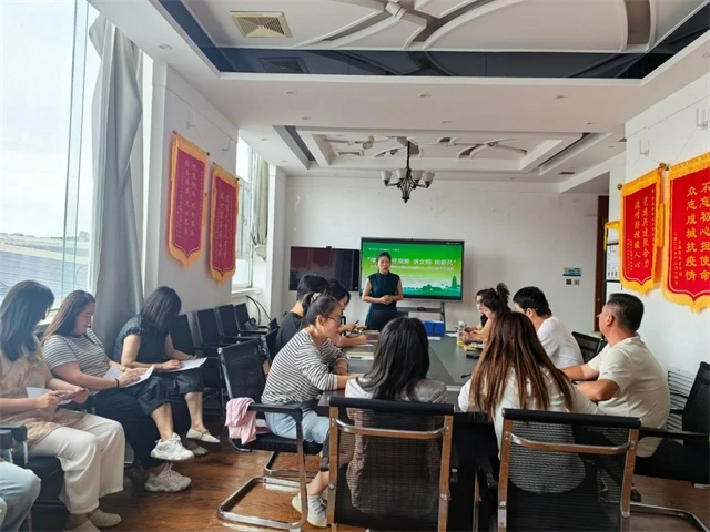 近日，榆林市“崇法尚礼德润榆林”宣讲走进明珠路街道东环路社区