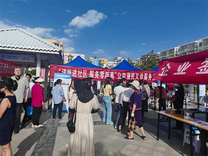 6月26日上午，榆林市人社局、高新区管委会联合榆阳区明珠路街道长兴路社区，在墨金苑广场开展“送岗进社区”活动