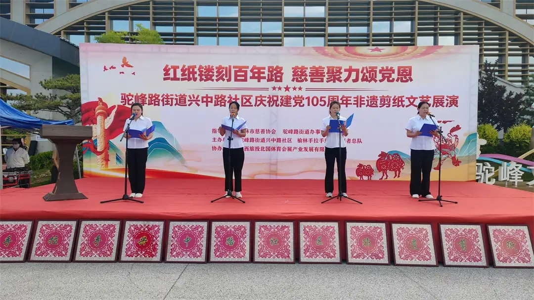 社区工作人员朗诵《党旗下的答卷》