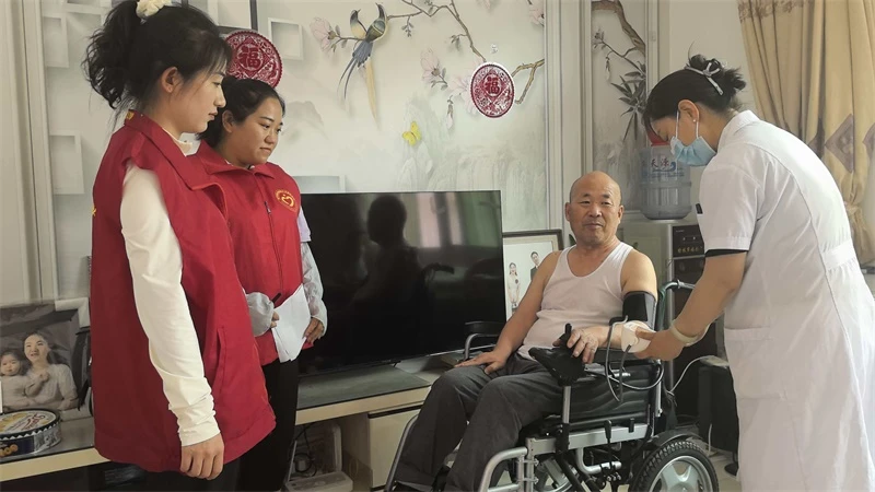 网格员提前摸排高龄、独居老人，医护入户测血压血糖，针对慢性病患者叮嘱用药及养生知识，志愿者同步陪聊解忧，以暖心服务破解老人就医难题。