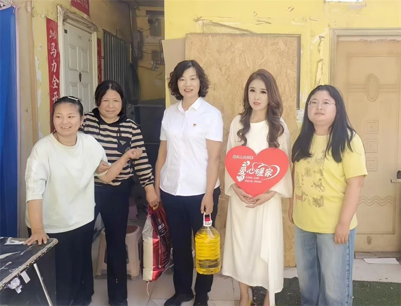 张智芳携带米面油慰问物资走访辖区困难家庭